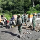 TNI dan warga membersihkan bahu jalan di Bener Meriah. (Foto:Dok/Ist)