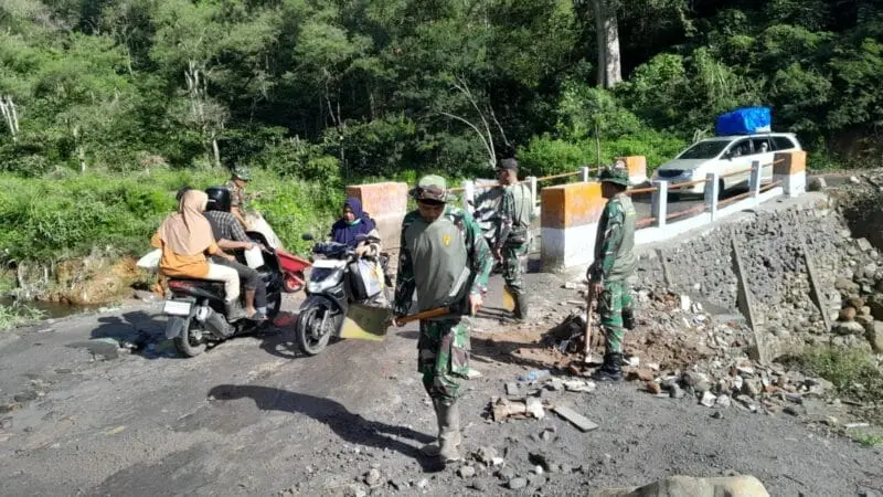 TNI dan warga membersihkan bahu jalan di Bener Meriah. (Foto:Dok/Ist)