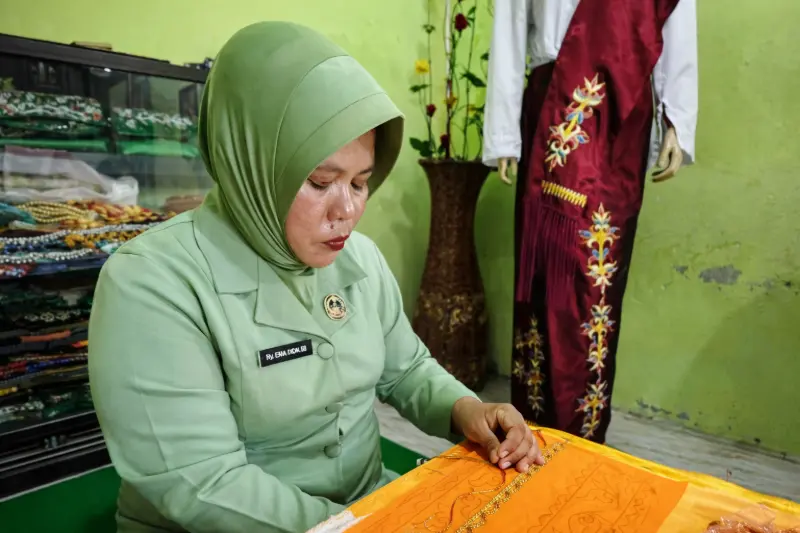 Proses penyulaman kasab Aceh secara tradisional. (Foto: Ilustrasi)