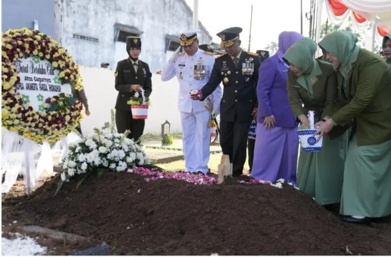 Prosesi pemakaman Kopda Anumerta Farizal Romadhon. (Foto:Dok/Kodam IM)