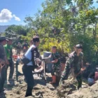 Gotong royong TNI dan masyarakat bangun jembatan desa Aceh Selatan. (Foto:Dok/Kodam IM).