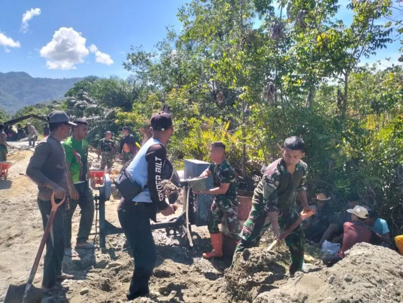 Gotong royong TNI dan masyarakat bangun jembatan desa Aceh Selatan. (Foto:Dok/Kodam IM).