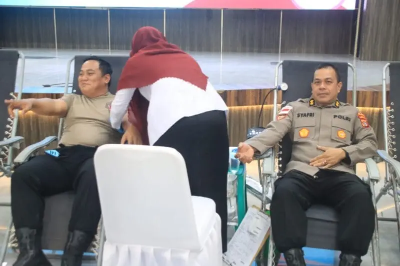 Personel Polda Aceh mengikuti donor darah di Mapolda. (Foto:Dok/Polda Aceh)