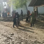 Kegiatan Jumat Bersih Personel TNI dan warga membersihkan Masjid Agung Meureudu. (Foto:Dok/TNI).