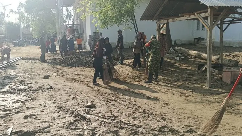 Kegiatan Jumat Bersih Personel TNI dan warga membersihkan Masjid Agung Meureudu. (Foto:Dok/TNI).