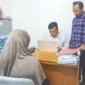 Satreskrim Banda Aceh memeriksa tersangka penganiayaan balita di daycare Banda Aceh. (Foto:Dok/Ist)