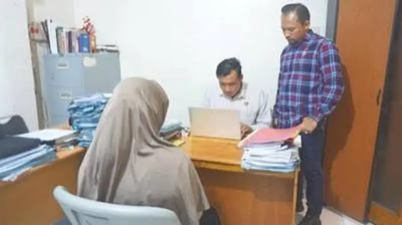 Satreskrim Banda Aceh memeriksa tersangka penganiayaan balita di daycare Banda Aceh. (Foto:Dok/Ist)