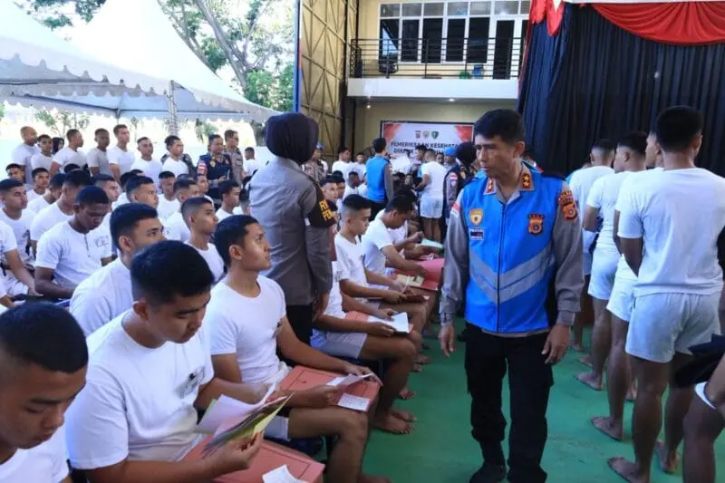 Kapolda Aceh meninjau tes kesehatan calon Bintara Polri 2026. (Foto:Dok/Polda Aceh)