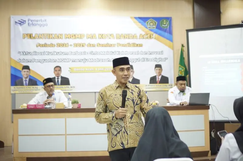 Dr Fajran Zain saat memaparkan literasi digital pada Pelantikan Musyawarah Guru Mata Pelajaran (MGMP) Madrasah Aliyah (MA) Kota Banda Aceh periode 2026–2029. (Foto:Dok/Ist)