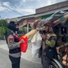 Polwan Polda Aceh dipimpin Ipda Ratih Rahayu menyalurkan bantuan sembako dalam program Jum’at Berkah di Banda Aceh. (Foto:Dok/Polda Aceh)