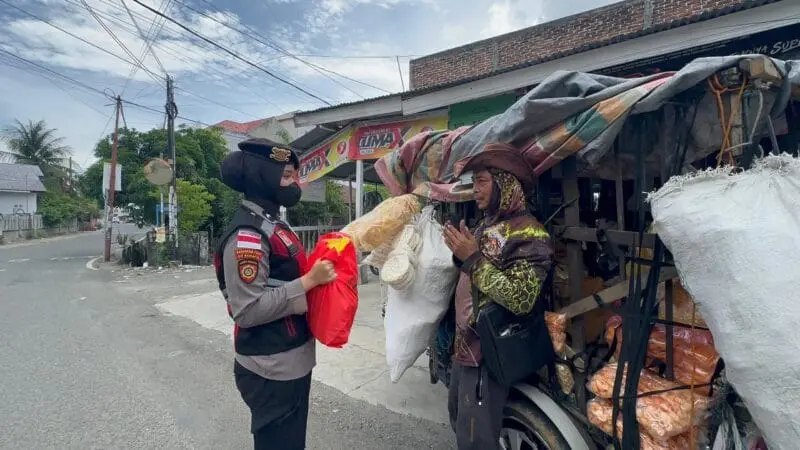 Polwan Polda Aceh dipimpin Ipda Ratih Rahayu menyalurkan bantuan sembako dalam program Jum’at Berkah di Banda Aceh. (Foto:Dok/Polda Aceh)