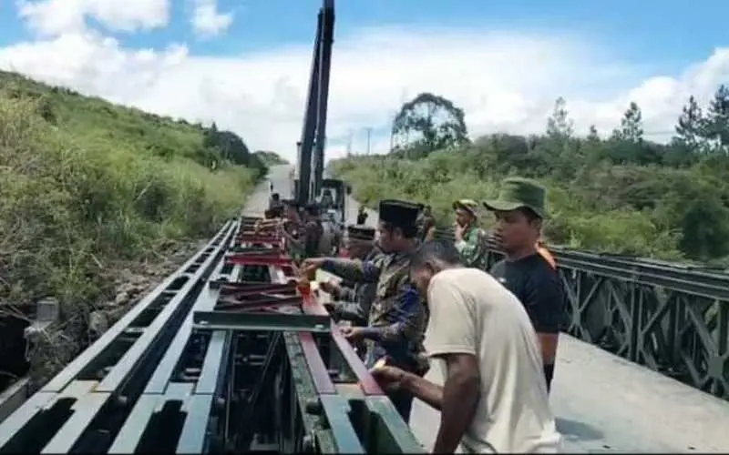 TNI dan warga gotong royong cat Jembatan Bailey di Bener Meriah. (Foto:Dok/Ist)