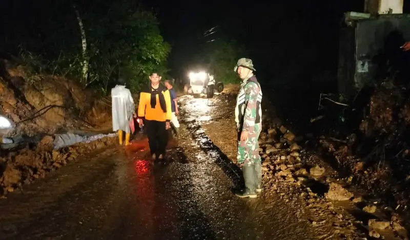 Babinsa Koramil 08 Silih Nara memantau lokasi longsor di Aceh Tengah. (Foto:Dok/Kodam IM)