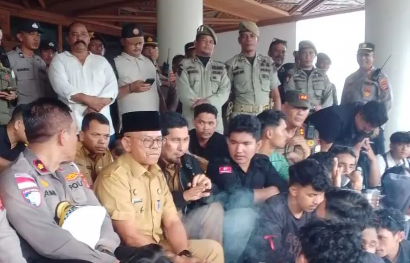 Dialog Singkat Warnai Aksi Demo Aliansi Rakyat Aceh, desak Gubernur Cabut Pergub Nomor 2 Segera Secara Resmi. (Foto:Dok/Mis)