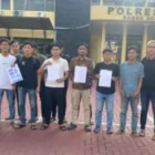 Korlap Aliansi Rakyat Aceh, Syarif Maulana, mendatangi Polresta Banda Aceh menyerahkan surat pemberitahuan aksi demonstrasi. (Foto:Dok/ARA).