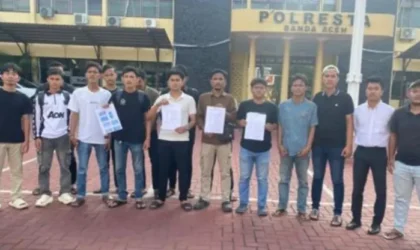 Korlap Aliansi Rakyat Aceh, Syarif Maulana, mendatangi Polresta Banda Aceh