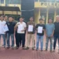 Korlap Aliansi Rakyat Aceh, Syarif Maulana, mendatangi Polresta Banda Aceh menyerahkan surat pemberitahuan aksi demonstrasi. (Foto:Dok/ARA).