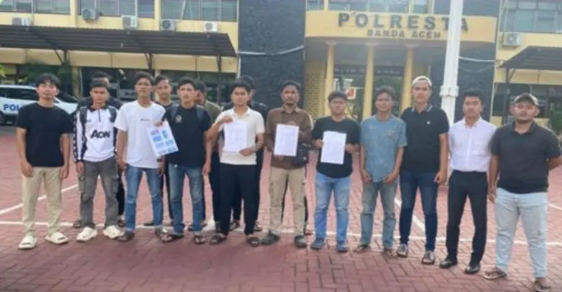 Korlap Aliansi Rakyat Aceh, Syarif Maulana, mendatangi Polresta Banda Aceh menyerahkan surat pemberitahuan aksi demonstrasi. (Foto:Dok/ARA).