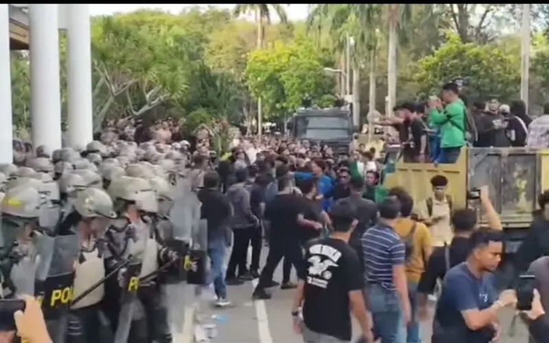 Demo JKA ricuh, mahasiswa bentrok dengan aparat di kantor Gubernur Aceh. (Foto:Dok/Ist)