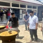 Yan Rusmanto meninjau dapur Kuah Beulangong yang disiapkan untuk warga binaan Lapas di Banda Aceh. (Foto:Dok/Lapas)