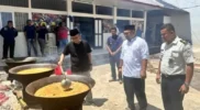 Yan Rusmanto meninjau dapur Kuah Beulangong