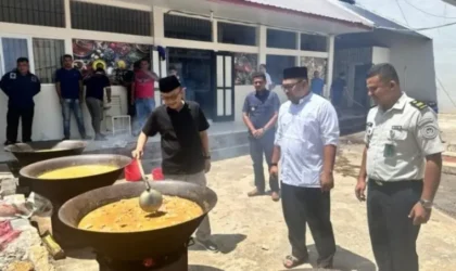 Yan Rusmanto meninjau dapur Kuah Beulangong