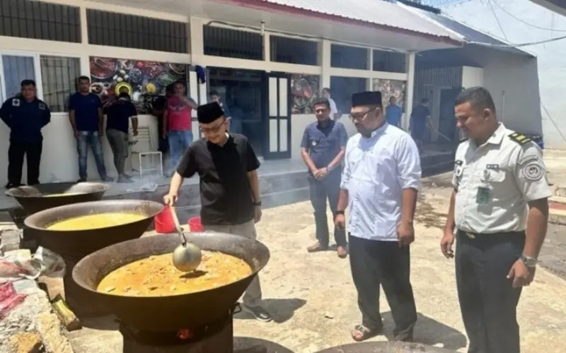 Yan Rusmanto meninjau dapur Kuah Beulangong yang disiapkan untuk warga binaan Lapas di Banda Aceh. (Foto:Dok/Lapas)