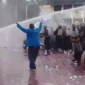 Aparat keamanan membubarkan masa aksi demo menggunakan water cannon di halaman gedung gubernur Aceh. (Foto:Dok/Ist)