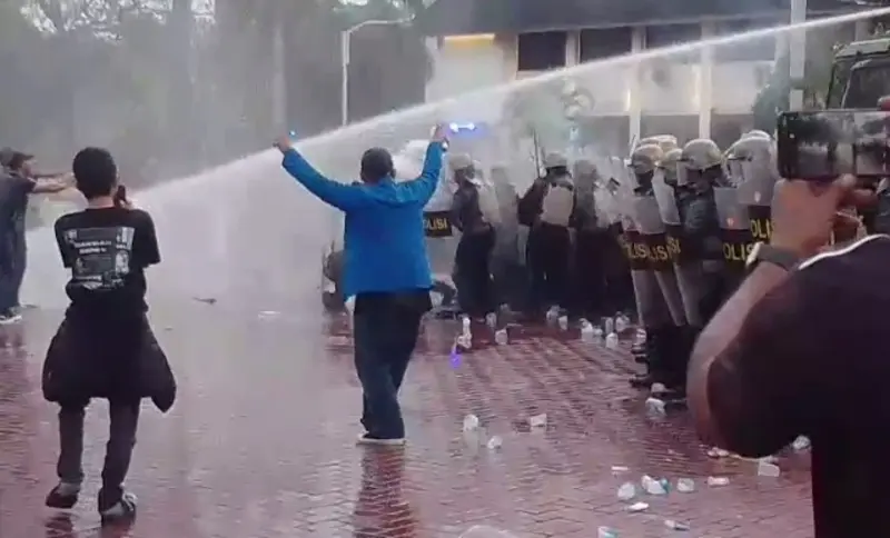Aparat keamanan membubarkan masa aksi demo menggunakan water cannon di halaman gedung gubernur Aceh. (Foto:Dok/Ist)