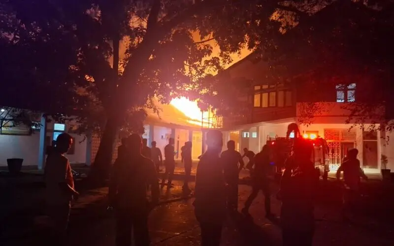 Kebakaran kampus USK menghanguskan pos satpam dan sejumlah kendaraan mahasiswa. (Foto:Dok/Polresta Banda Aceh)