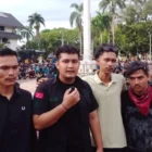 Massa aksi bertahan di halaman Kantor Gubernur Aceh menunggu dialog dengan pemerintah. (Foto:Dok/Ist)