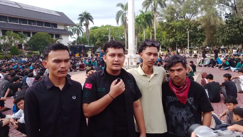 Massa aksi bertahan di halaman Kantor Gubernur Aceh menunggu dialog dengan pemerintah. (Foto:Dok/Ist)