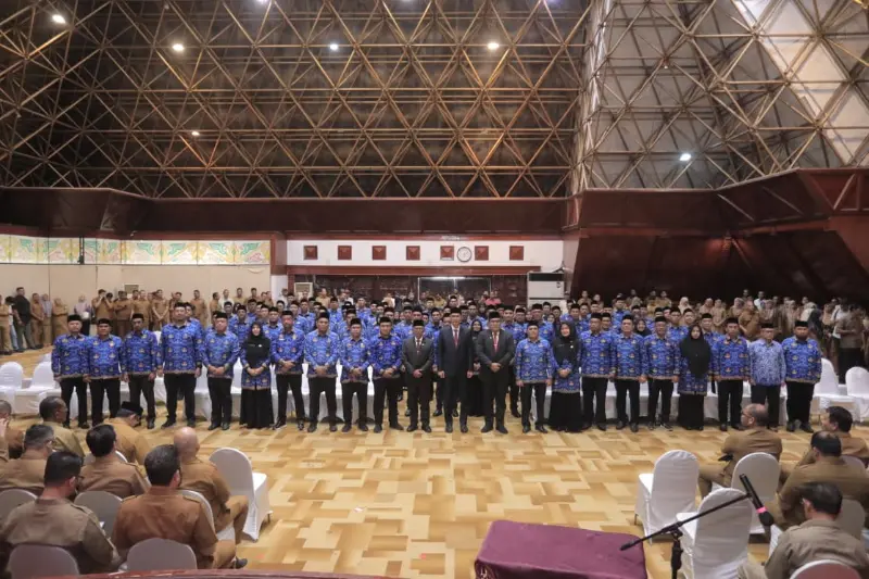 Sekda Aceh M. Nasir melantik pejabat administrator dan pengawas di Meuligoe Gubernur Aceh. (Foto:Dok/Adpim)