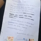 Surat komitmen pencabutan Pergub JKA diperlihatkan kepada massa aksi mahasiswa di halaman kantor gubernur Aceh. (Foto:Dok/Ist)