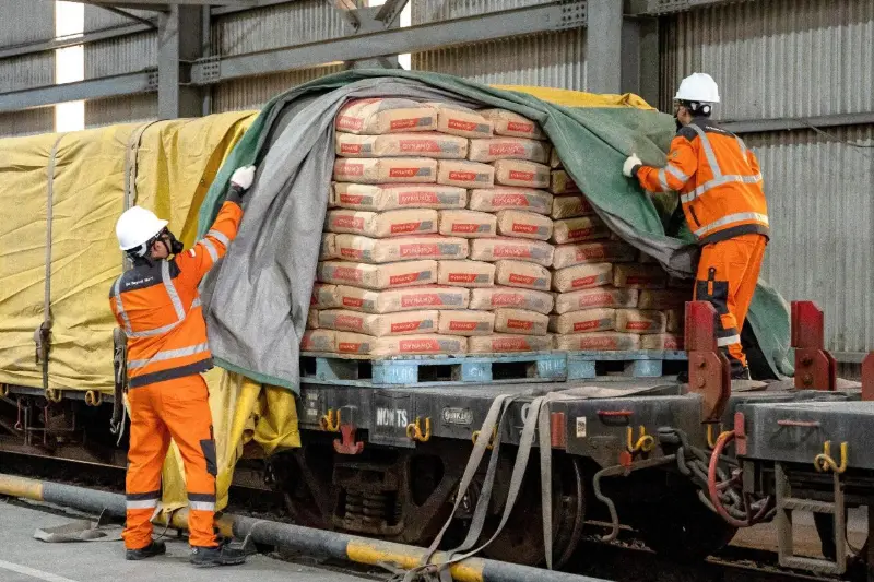 Solusi Bangun Indonesia meraih Green Label Platinum di Lhoknga, Narogong, dan Cilacap, serta Gold di Tuban untuk produksi semen yang lebih efisien dan ramah lingkungan. (Foto:Dok/SBI).