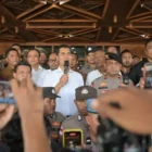 Sekda Aceh, M. Nasir Syamaun temui mahasiswa demo JKA di Kantor Gubernur. (Foto:Dok/Ist)