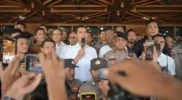 Sekda Aceh temui massa demo Pergub JKA di kantor gubernur.
