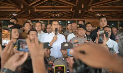 Sekda Aceh temui massa demo Pergub JKA di kantor gubernur.