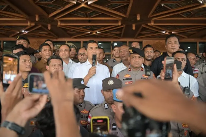 Sekda Aceh, M. Nasir Syamaun temui mahasiswa demo JKA di Kantor Gubernur. (Foto:Dok/Ist)