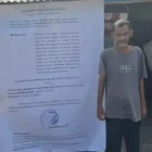 Salah seorang ahli waris keluarga Abdul Wahab berdiri di depan tanah sengketa warisan yang kini bergulir hingga kasasi Mahkamah Agung. (Foto:Dok/Ist)