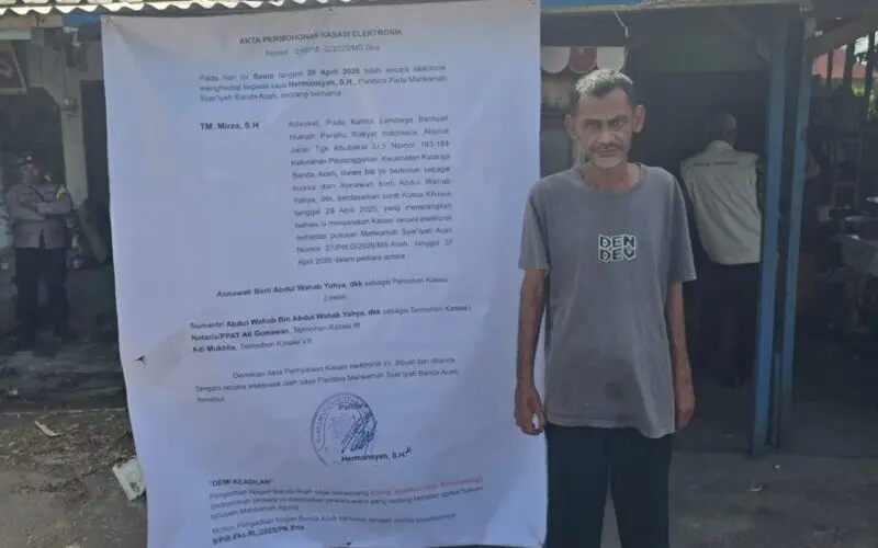 Salah seorang ahli waris keluarga Abdul Wahab berdiri di depan tanah sengketa warisan yang kini bergulir hingga kasasi Mahkamah Agung. (Foto:Dok/Ist)