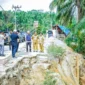 Wakil Bupati Aceh Tamiang, Ismail, mendampingi Wagub Aceh meninjau jalan di Aceh Tamiang. (Foto:Dok/Adpim Pemprov Aceh)