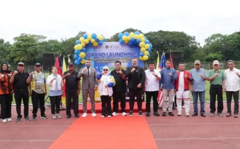 Prof. Marniati launching Akademi Football Spanyol Internasional Deztron di Medan. Pembinaan talenta muda sepak bola Indonesia. (Foto:Dok/Ist)