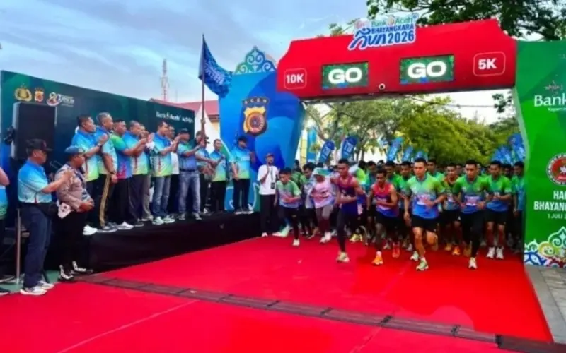 Kapolda Aceh melepas peserta kategori 10K Bhayangkara Run 2026. (Foto:Dok/Polda Aceh)