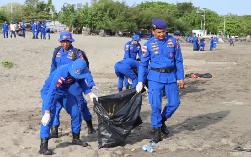 Hari Bhayangkara ke-80, Ditpolairud Polda Aceh Peduli Lingkungan Pesisir. (Foto:Dok/Polda Aceh)