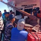 Personel Ditpolairud Polda Aceh mengevakuasi jenazah ABK KM Emirates. (Foto:Dok/Polda Aceh)