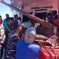 Personel Ditpolairud Polda Aceh mengevakuasi jenazah ABK KM Emirates. (Foto:Dok/Polda Aceh)