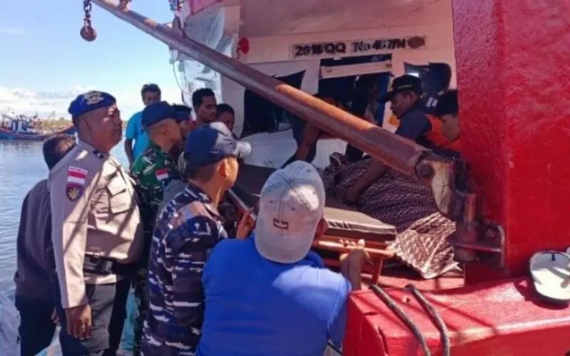 Personel Ditpolairud Polda Aceh mengevakuasi jenazah ABK KM Emirates. (Foto:Dok/Polda Aceh)