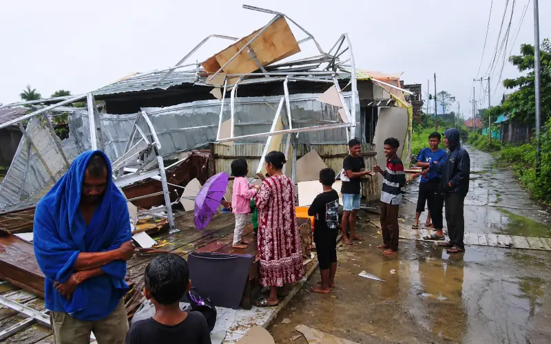 Lokasi Huntara Desa Gedumbak yang rusak parah akibat diterjang hujan lebat & angin badai. (Foto:Dok/Ist)