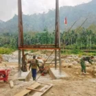 Gotong royong warga bersama TNI bangun jembatan gantung desa. (Foto:Dok)